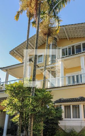 Casa de condomínio à venda com 700m², 6 quartos e 2 vagas Casa de condomínio à venda com 700m², 6 quartos e 2 vagasÁrea externa