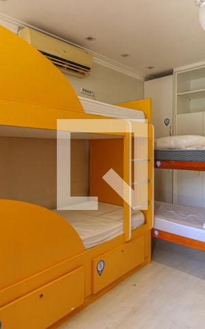 Casa de condomínio à venda com 700m², 6 quartos e 2 vagas Casa de condomínio à venda com 700m², 6 quartos e 2 vagasSuíte 4