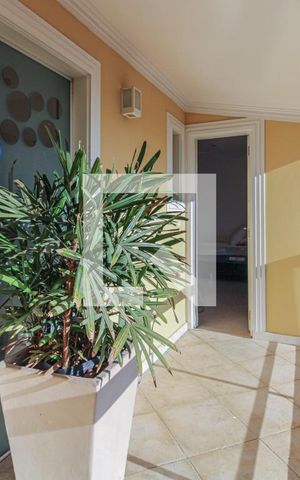 Casa de condomínio à venda com 700m², 6 quartos e 2 vagas Casa de condomínio à venda com 700m², 6 quartos e 2 vagasVaranda