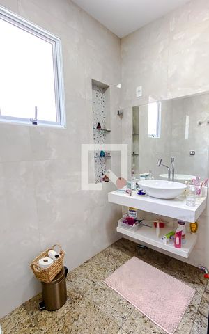 Casa à venda com 140m², 4 quartos e 1 vagaBanheiro