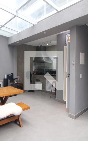 Casa para alugar com 250m², 3 quartos e 2 vagasFundos da da casa