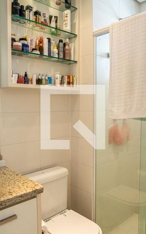 Apartamento à venda com 77m², 1 quarto e 2 vagas Apartamento à venda com 77m², 1 quarto e 2 vagasBanheiro da Suíte
