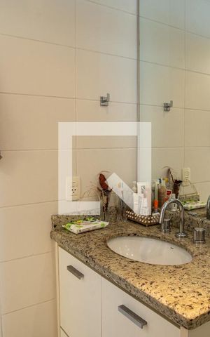 Apartamento à venda com 77m², 1 quarto e 2 vagas Apartamento à venda com 77m², 1 quarto e 2 vagasBanheiro da Suíte