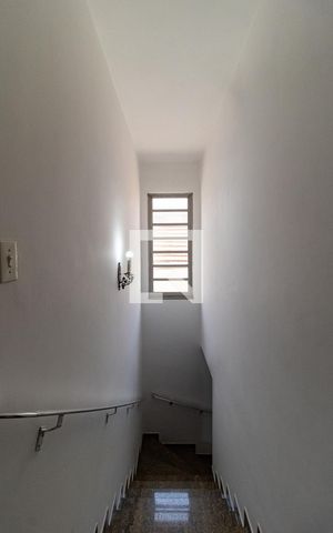 Casa à venda com 180m², 3 quartos e 2 vagas Casa à venda com 180m², 3 quartos e 2 vagasEscada