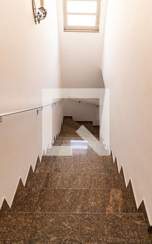 Casa à venda com 180m², 3 quartos e 2 vagas Casa à venda com 180m², 3 quartos e 2 vagasEscada