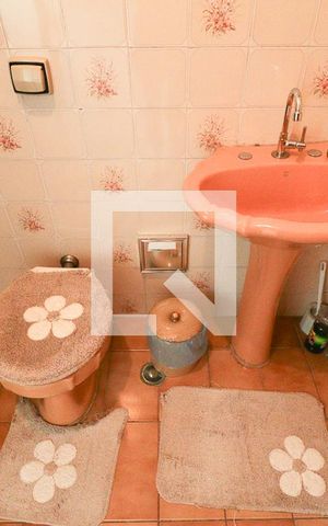 Casa à venda com 100m², 2 quartos e 2 vagasBanheiro 1