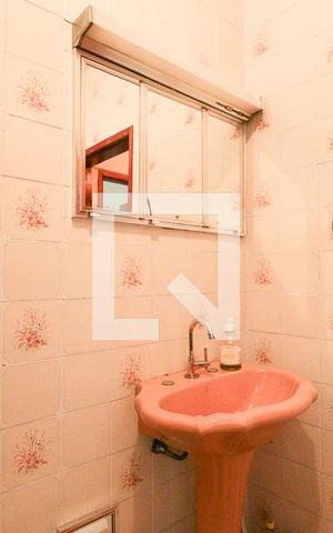 Casa à venda com 100m², 2 quartos e 2 vagasBanheiro 1