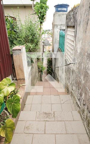 Casa à venda com 100m², 2 quartos e 2 vagasEscada