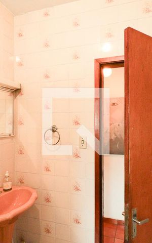 Casa à venda com 100m², 2 quartos e 2 vagasBanheiro 1