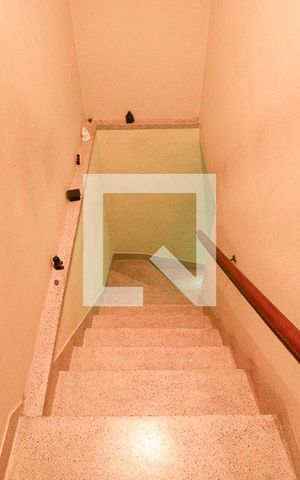 Casa à venda com 100m², 2 quartos e 2 vagasEscada