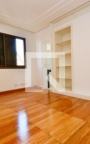 Apartamento para alugar com 254m², 4 quartos e 4 vagas Apartamento para alugar com 254m², 4 quartos e 4 vagasSuite3