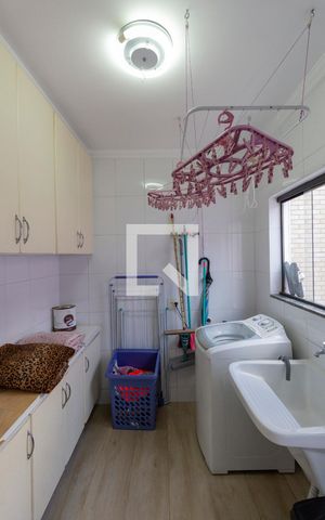Casa à venda com 220m², 3 quartos e 3 vagas Casa à venda com 220m², 3 quartos e 3 vagasÁrea de Serviço