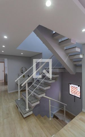 Casa à venda com 220m², 3 quartos e 3 vagas Casa à venda com 220m², 3 quartos e 3 vagasEscada