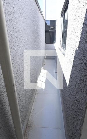 Casa para alugar com 70m², 2 quartos e 1 vaga Casa para alugar com 70m², 2 quartos e 1 vagaCorredor externobanheiro 2