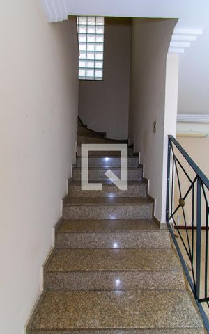 Casa à venda com 161m², 3 quartos e 6 vagas Casa à venda com 161m², 3 quartos e 6 vagasEscada