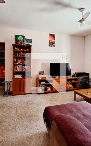 Casa à venda com 450m², 2 quartos e 4 vagas Casa à venda com 450m², 2 quartos e 4 vagasSala