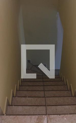 Casa à venda com 145m², 2 quartos e 1 vagaEscada de acesso aos quartos 