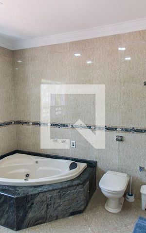 Casa de condomínio à venda com 550m², 5 quartos e 10 vagas Casa de condomínio à venda com 550m², 5 quartos e 10 vagasBanheiro da Suíte 1