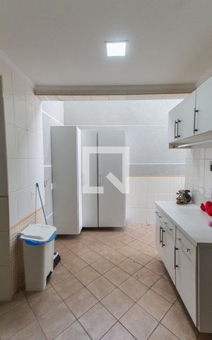 Casa de condomínio à venda com 550m², 5 quartos e 10 vagas Casa de condomínio à venda com 550m², 5 quartos e 10 vagasÁrea de Serviço