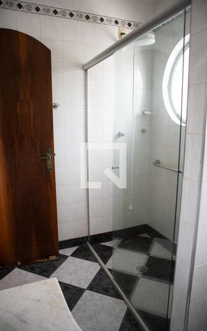 Casa à venda com 340m², 3 quartos e 4 vagasBanheiro do Quarto 2