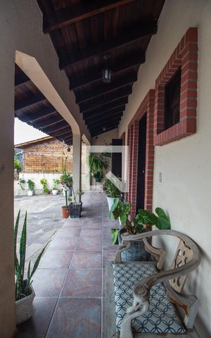 Casa à venda com 238m², 4 quartos e 2 vagas Casa à venda com 238m², 4 quartos e 2 vagasFachada