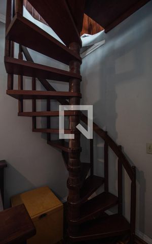 Casa à venda com 238m², 4 quartos e 2 vagas Casa à venda com 238m², 4 quartos e 2 vagasEscadas ao 3º piso