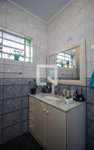 Casa à venda com 238m², 4 quartos e 2 vagas Casa à venda com 238m², 4 quartos e 2 vagasBanheiro da Suíte