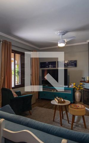 Casa à venda com 238m², 4 quartos e 2 vagas Casa à venda com 238m², 4 quartos e 2 vagasSala