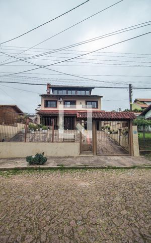 Casa à venda com 238m², 4 quartos e 2 vagas Casa à venda com 238m², 4 quartos e 2 vagasFachada