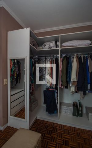 Casa à venda com 238m², 4 quartos e 2 vagas Casa à venda com 238m², 4 quartos e 2 vagasCloset da suíte