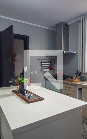 Casa à venda com 238m², 4 quartos e 2 vagas Casa à venda com 238m², 4 quartos e 2 vagasCozinha