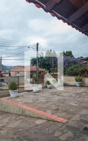 Casa à venda com 238m², 4 quartos e 2 vagas Casa à venda com 238m², 4 quartos e 2 vagasFachada