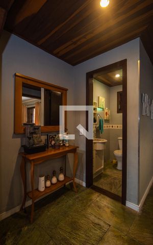 Casa à venda com 238m², 4 quartos e 2 vagas Casa à venda com 238m², 4 quartos e 2 vagasSala