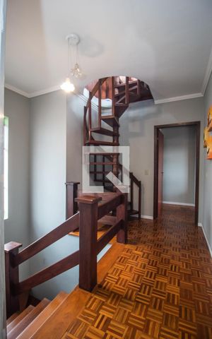 Casa à venda com 238m², 4 quartos e 2 vagas Casa à venda com 238m², 4 quartos e 2 vagasCorredor segundo piso
