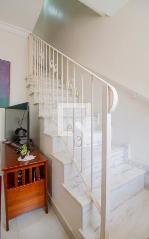 Casa à venda com 155m², 3 quartos e 2 vagasSala - Escada