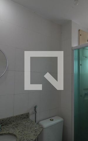 Apartamento à venda com 77m², 2 quartos e 1 vagaBanheiro canadense da suíte com a sala