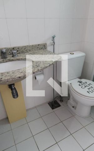 Apartamento à venda com 77m², 2 quartos e 1 vagaBanheiro canadense da suíte com a sala