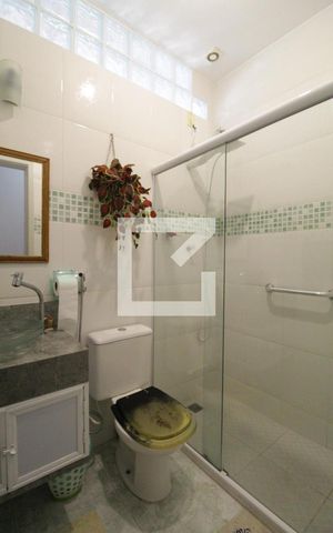 Casa à venda com 385m², 4 quartos e 4 vagas Casa à venda com 385m², 4 quartos e 4 vagasBanheiro Social