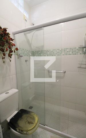 Casa à venda com 385m², 4 quartos e 4 vagas Casa à venda com 385m², 4 quartos e 4 vagasBanheiro Social