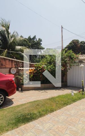 Casa à venda com 385m², 4 quartos e 4 vagas Casa à venda com 385m², 4 quartos e 4 vagasÁrea externa - Piscina