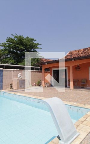 Casa à venda com 385m², 4 quartos e 4 vagas Casa à venda com 385m², 4 quartos e 4 vagasÁrea externa - Piscina