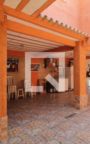 Casa à venda com 385m², 4 quartos e 4 vagas Casa à venda com 385m², 4 quartos e 4 vagasÁrea externa