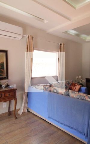 Casa à venda com 385m², 4 quartos e 4 vagas Casa à venda com 385m², 4 quartos e 4 vagasSala