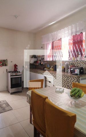 Casa à venda com 385m², 4 quartos e 4 vagas Casa à venda com 385m², 4 quartos e 4 vagasCoziinha