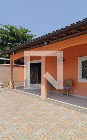 Casa à venda com 385m², 4 quartos e 4 vagas Casa à venda com 385m², 4 quartos e 4 vagasÁrea externa - Piscina