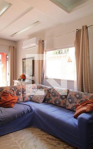 Casa à venda com 385m², 4 quartos e 4 vagas Casa à venda com 385m², 4 quartos e 4 vagasSala