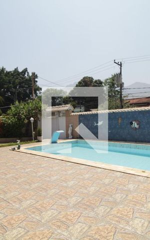 Casa à venda com 385m², 4 quartos e 4 vagas Casa à venda com 385m², 4 quartos e 4 vagasÁrea externa - Piscina