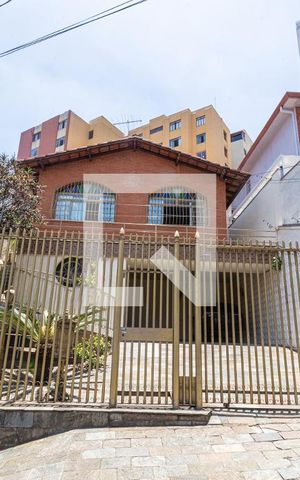 Casa à venda com 200m², 4 quartos e 4 vagas Casa à venda com 200m², 4 quartos e 4 vagasFachada