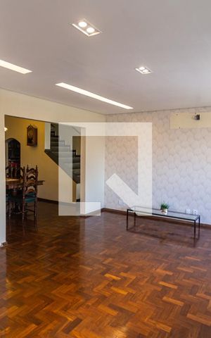 Casa à venda com 200m², 4 quartos e 4 vagas Casa à venda com 200m², 4 quartos e 4 vagasSala