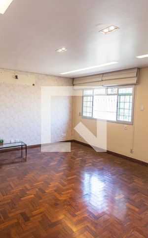 Casa à venda com 200m², 4 quartos e 4 vagas Casa à venda com 200m², 4 quartos e 4 vagasSala
